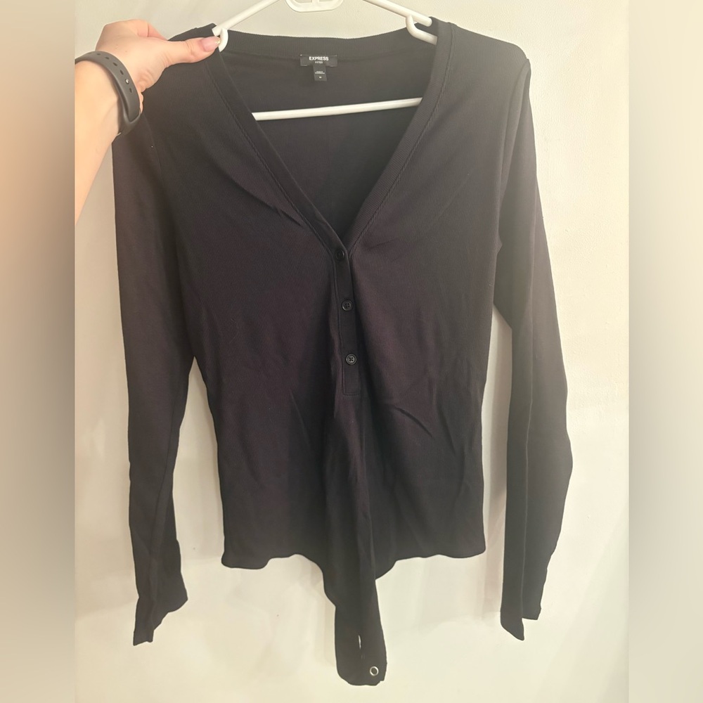 Express FITTED RIBBED V-NECK HENLEY BODYSUIT in BLACK